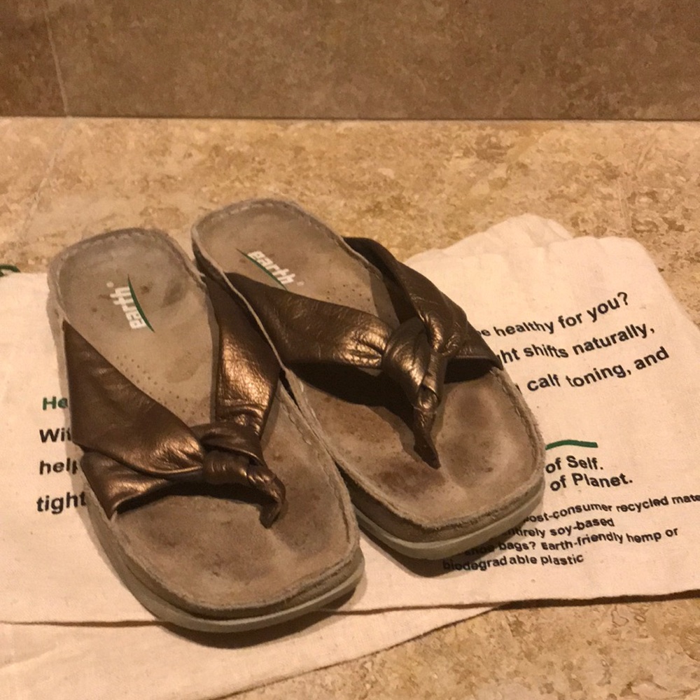 Earth Shoes Bronze in Size 7B